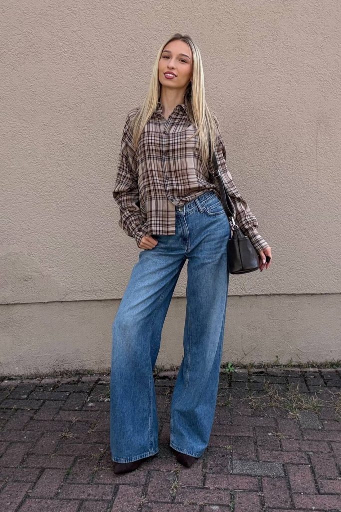 Weite Jeans mit Karohemd – lässiger Herbst-Look aus den nara. Hosenwochen