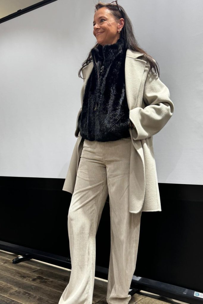 Weite Cordhose zum Mantel – weicher, eleganter Herbst-Look von nara.