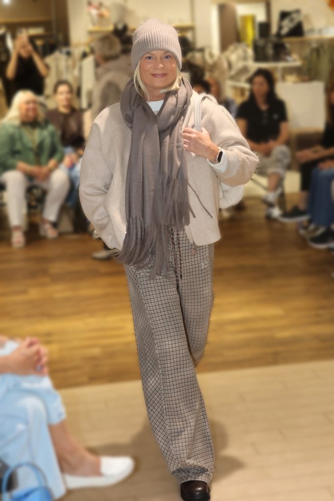Karohose im Glencheck mit Strick – lässig-eleganter Look von nara.