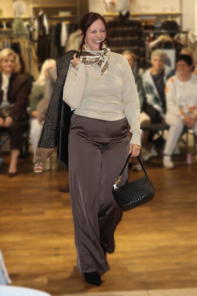 Fließende Satinhose für besondere Anlässe – Look von nara.