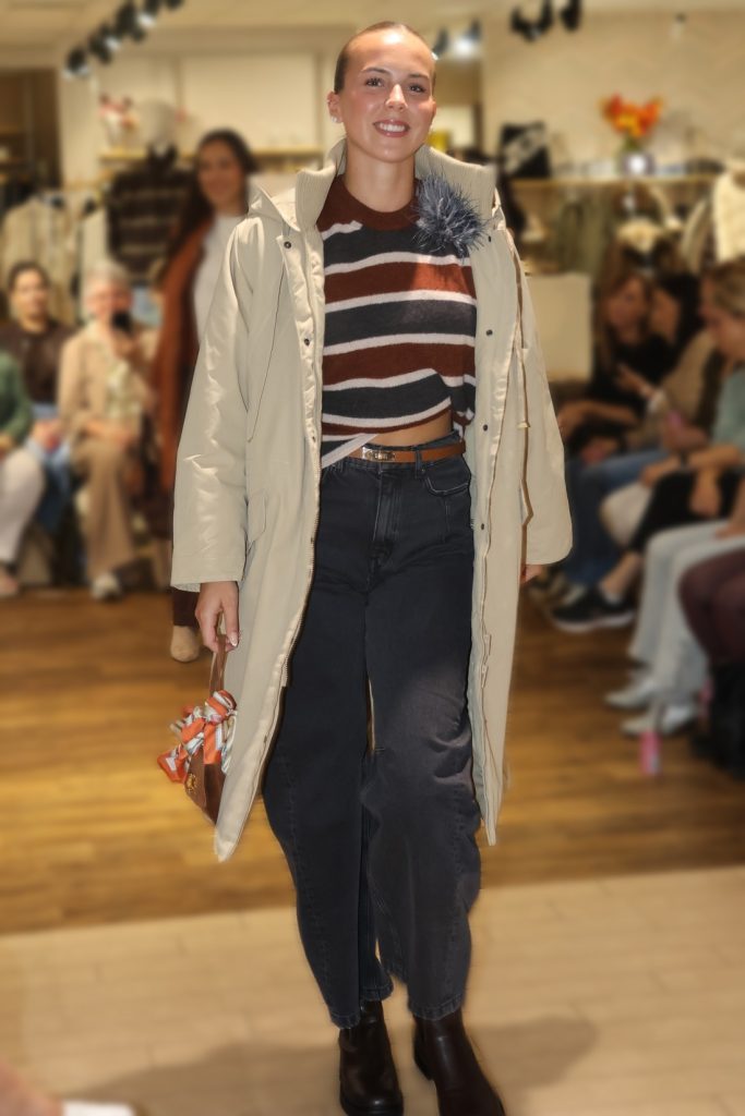 Dunkle, gerade Jeans zum langen Mantel – Look von nara.
