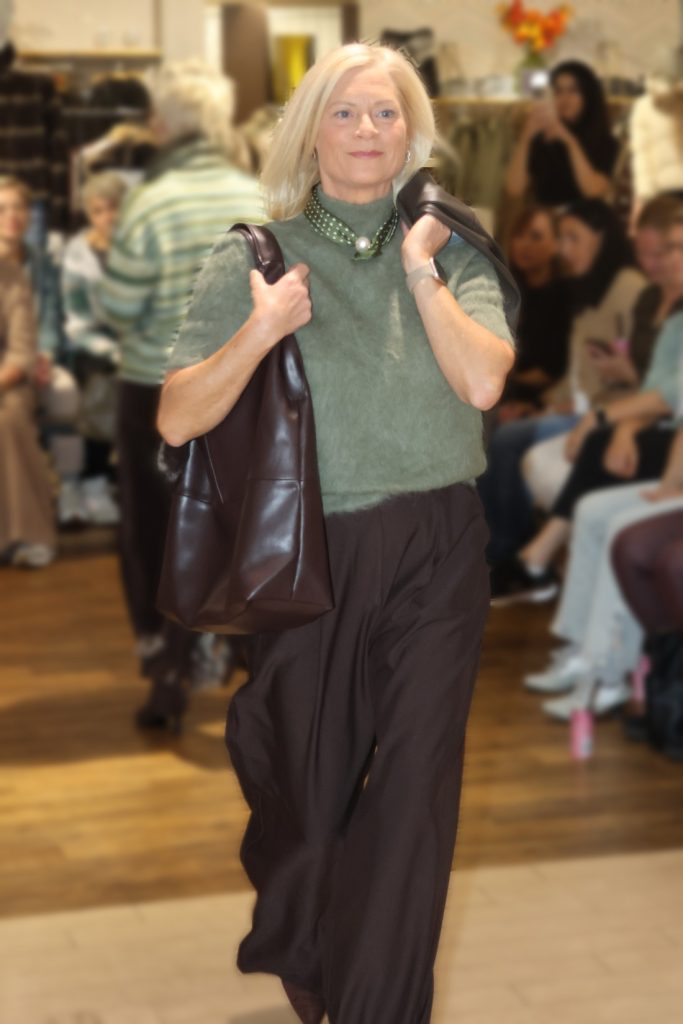 Weite Hose in Dunkelbraun mit Strick in Salbeigrün – Herbstfarben-Look von nara.