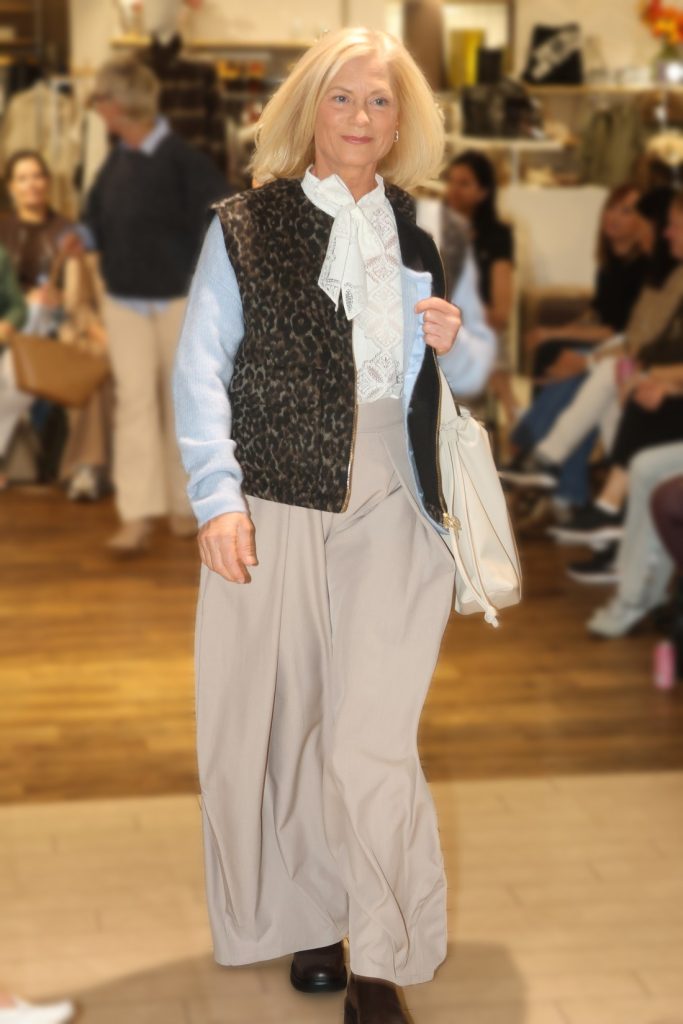 Extraweite Hose in Beige mit Leo-Weste und Schleifenbluse – Look von nara.